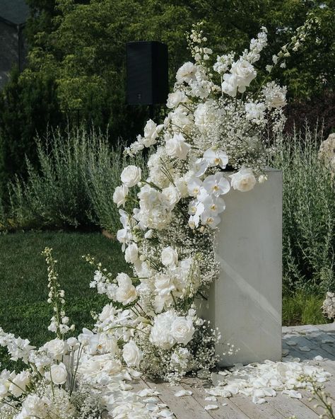 Simple Wedding Floral Arch, Alter Flower Arrangement, Courthouse Wedding Ceremony, White Wedding Aisle Decor, Alternative Wedding Arch, White Aisle Flowers, Wedding Ceremony Flowers Altar, White Ceremony Arch, Ceremony Floral Arrangements