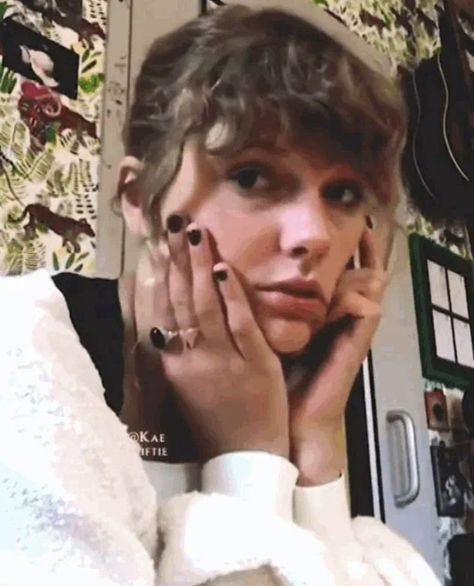 Taylor Swift Hands, Taylor Icons, Lil Tay, Blondie Girl, Taylor Swift Street Style, Paper Rings, Taylor Swift Hot, I Hate People, Swift 3