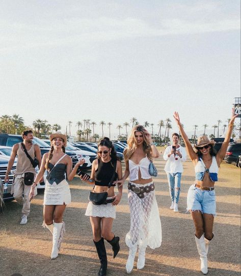 Country concert pic inspo with friends hands in the air Reggaeton, Country Concert Outfit Ideas Summer, Acl Festival Outfit, Concert Outfit Ideas Summer, Music Festival Outfit Summer, Country Festival Outfits, Stagecoach Outfits, Country Festival Outfit, Stagecoach Outfit