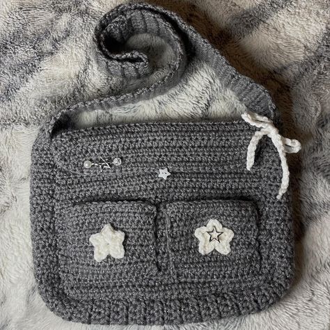 Amigurumi Patterns, Crochet Messenger Bag Pattern Free, Crochet Messenger Bag Tutorial, Y2k Backpack School, Crochet Messenger Bags, Messenger Crochet Bag, Y2k Crochet Bag, Crochet School Accessories, Messenger Bag Crochet Pattern Free