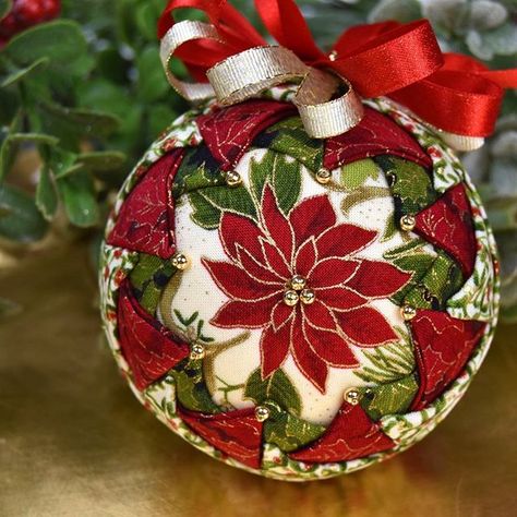 Diy Quilted Christmas Ornaments, Quilted Fabric Ornaments, Sewn Christmas Ornaments, Folded Fabric Ornaments, Quilted Christmas Ornaments, Quilted Ornaments, Ornament Tutorial, Ornament Pattern, Christmas Ornament Pattern