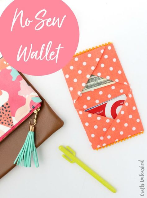 DIY No Sew Fabric Wallet - Cute and Easy Gift Ideas for Mothers Day, Birthday Gifts, Friends and Mom Diy Wallet Tutorial, Sewing Wallet, Sew Wallet, Fabric Crafts Diy, Tutorial Amigurumi, Wallet Tutorial, Diy Wallet, Diy Pom Pom, Fabric Wallet