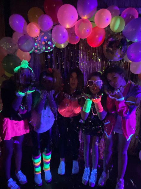 Neon Outside Party, What To Wear To A Glow In The Dark Party, Neon After Party, Night Time Birthday Party Ideas, 21st Birthday Rave Theme, Co Ed Birthday Party Ideas, Neon Birthday Party Aesthetic, Neon Themed Party Decorations, Bday Parties Ideas