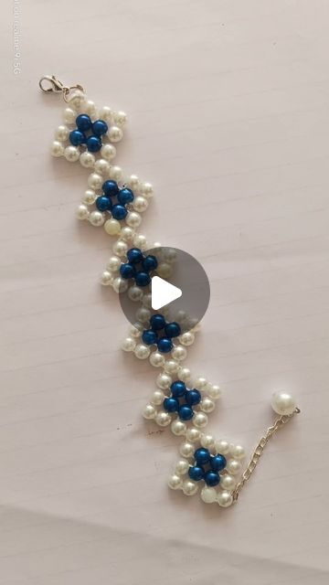 Bracelet Crafts, Bead Jewelry Tutorials, Beeds Work, Pearl Bracelet Diy, Bracelets Crafts, Bead Macrame, Simple Beaded Bracelets, Bead Hair Accessories, Pulseras Diy