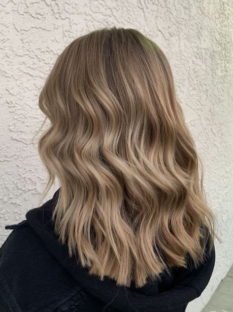 Medium Neutral Blonde Hair, Strawberry Brown Hair Color, Ashy Dirty Blonde Hair, Dimensional Dark Blonde, Blonde Hair And Bangs, Subtle Blonde Balayage, Dark Blonde With Highlights, Summer Hair Inspiration, Subtle Blonde