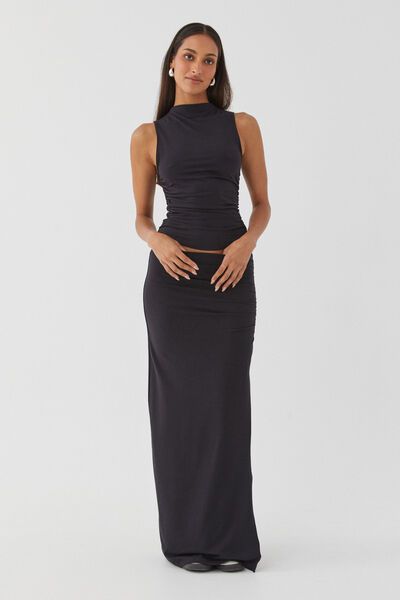 Soft Ruched Mini Skirt Maxi Skirt Long Sleeve Top Outfit, 2000s Maxi Skirt Outfit, Office Maxi Skirt, Maxi Skirt Tank Top Outfit, Maxi Skirt Dinner Outfit, Long Skirt Wedding Outfit Guest, Long Skirt Concert Outfit, Black Outfit For Dinner, Bodycon Maxi Skirt Outfit