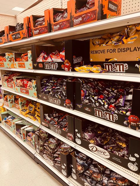 Halloween Candy Shopping Options Aesthetic Halloween Trick Or Treat Aesthetic, Halloween Candy Aesthetic, Trick Or Treating Aesthetic, Halloween Candy Display, Halloween In New York, Halloween Target, American Halloween, Nyc Halloween, Candy Aesthetic