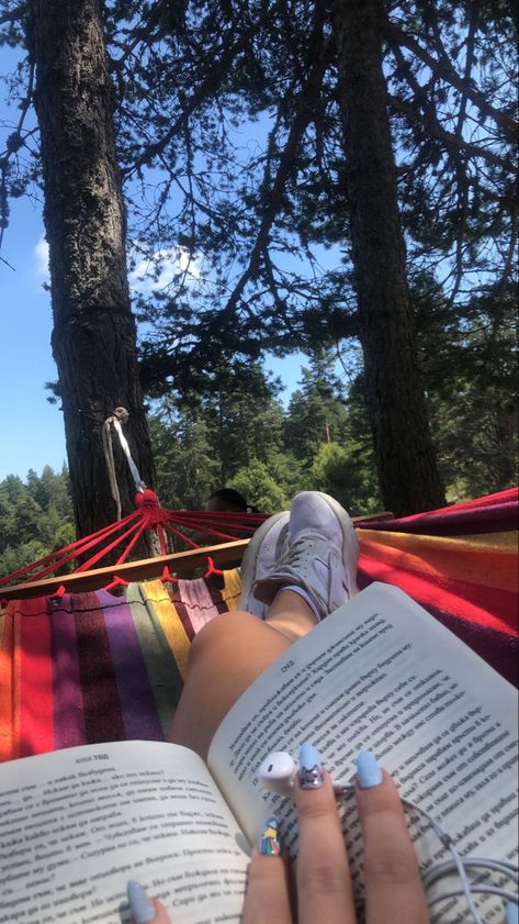 Outdoor Reading Aesthetic, Hammocking Aesthetic, Reading In Hammock, Reading Hammock, Reading In Nature, Hammock Aesthetic, Hammock Reading, Reading Date, Reading Outdoors