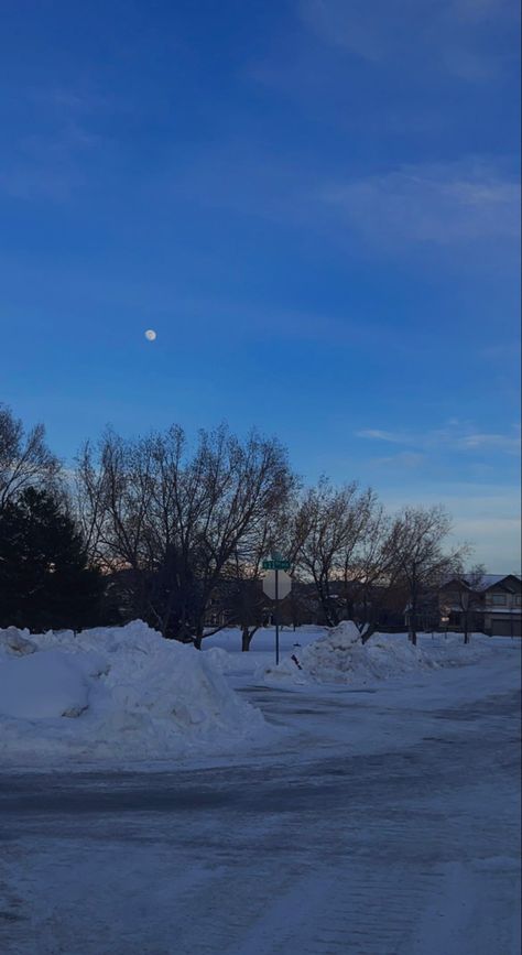 A view of the street with the sun rising in the background underneath a full moon Blue Winter Aesthetic Wallpaper, Phone Wallpaper Winter, Winter Drive, Winter Skies, Wallpaper Moon, Sunset Winter, November Christmas, December Wallpaper, Wallpaper Winter