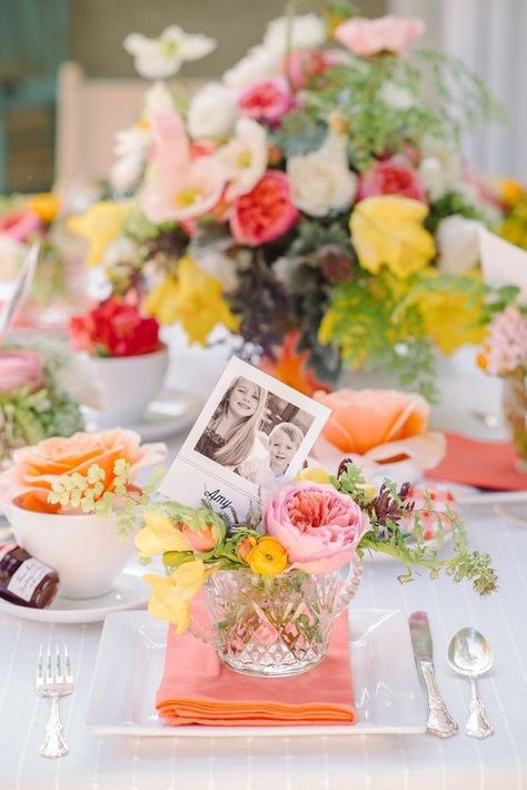 Mother’s Day Backyard Tea Party Brunch Mesa, Flowers Box, Brunch Decor, Tafel Decor, Brunch Table, Spring Photoshoot, Mothers Day Decor, Spring Brunch, Mothers Day Cake