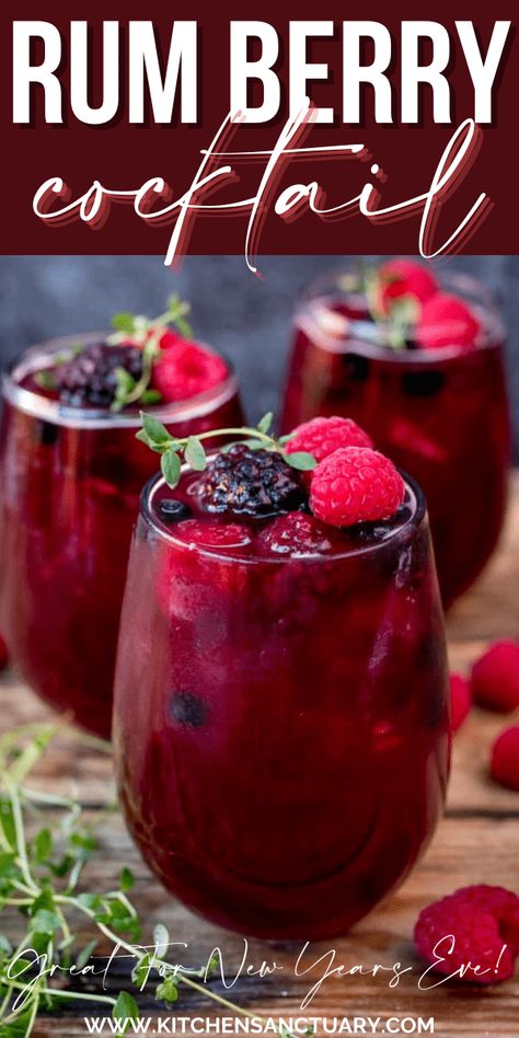 Christmas Drinks Alcohol, Cocktail With Rum, Christmas Drinks Alcohol Recipes, Berry Cocktail, Christmas Drinks Recipes, Kitchen Sanctuary, Coffee Guide, Mixed Drinks Alcohol, Frozen Berries