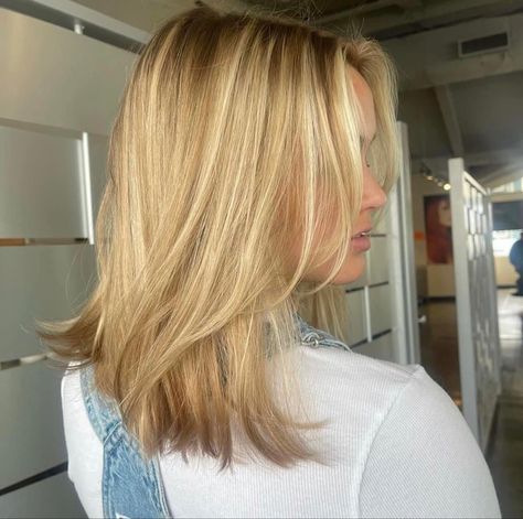 Honey Blonde Lowlights On Blonde Hair, Lighter Blonde Hair Highlights, Medium Gold Blonde Hair, Mid Length Blonde Hair 90s, Honey Blonde Hair Mid Length, Blonde Short Blowout, Blonde Beach Hair Short, 90s Layered Mid Length Hair, Naturally Blonde Hair With Highlights