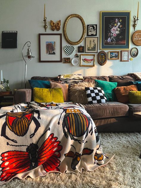 Eclectic Rock Decor, Layred Rugs, Living Room Inspiration Rental, Realistic Small Apartment Decor, Cozy Retro Apartment, Different Color Furniture In Living Room, Eccentric Studio Apartment, Ikea Maximalist, Maximalist Living Room Apartment