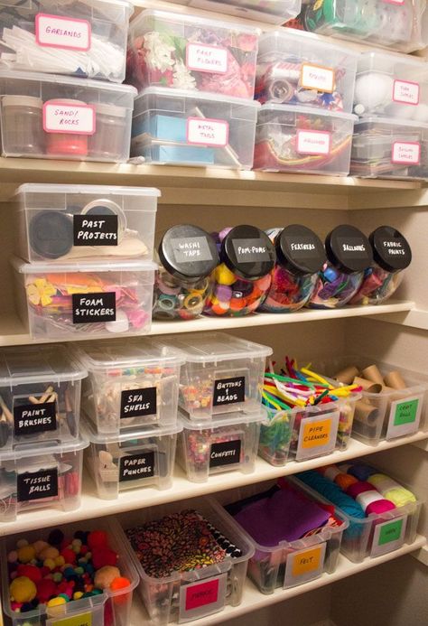 Helpful tips for organizing all your craft supplies! Sewing Rooms, Craft Closet Organization, Dream Craft Room, Craft Room Design, Organization Decor, Craft Area, Office Crafts, Craft Room Storage, Craft Room Office