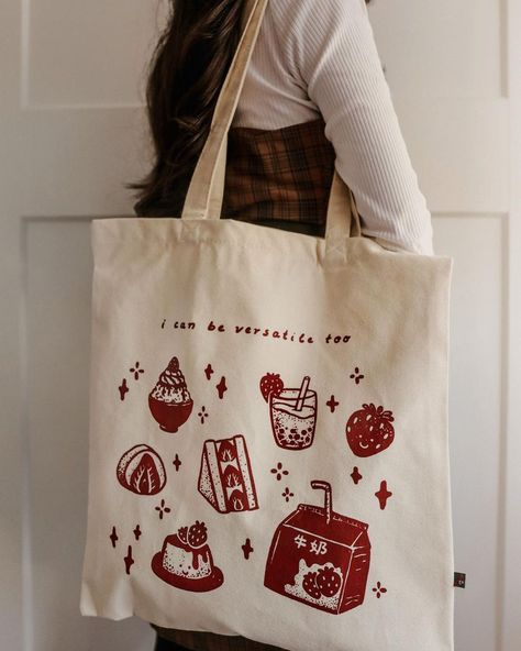 ⋆⁺₊⋆ LeenOnArt ⋆⁺₊⋆ on Instagram: "Have you checked out this new tote bag design I made already? 🥹🍓 Not like my first cotton bags this one is made of pretty sturdy…" Tela, Fall Tote Bag, Fall Tote, Tote Bag Canvas Design, Strawberry Design, Beauty App, Diy Bag Designs, Cotton Bags, Book Tote Bag