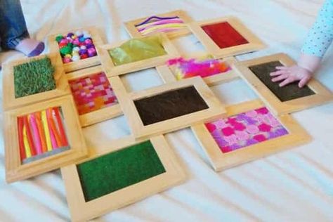 Voelbord baby met diverse materialen; zelf sensory board / sensopatisch speelgoed maken - Mamaliefde.nl Baby Zintuiglijk, Diy Sensory Board, Baby Remedies, Diy Sensory, Imagination Tree, Montessori Diy, Sensory Crafts, Sensory Board, Sensory Tools