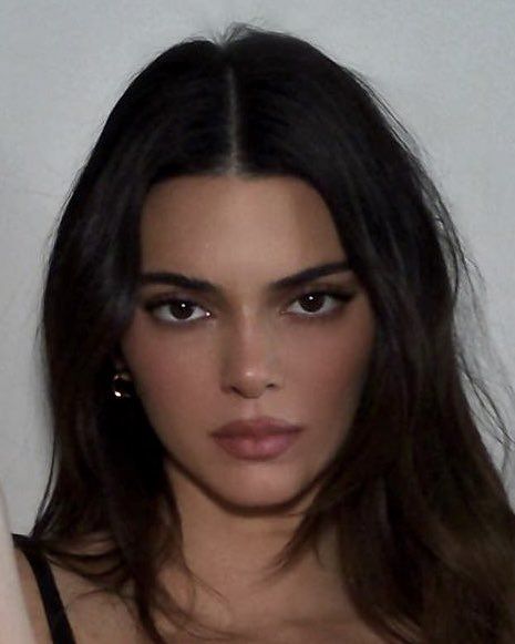 Kendall Jenner Aesthetic Makeup, Kendall Jenner Bare Face, Kendall Jenner Dark Hair, Kendall Jenner Icons Aesthetic, Kendall Makeup Looks, 2000s Famous People, Kendall Jenner Aesthetic Icon, Kendall Eyes, Kendall Jenner Smokey Eye