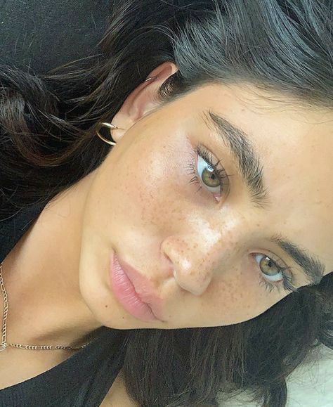 Women With Green Eyes, Brunette Green Eyes, Hazel Green Eyes, Brunette Aesthetic, I Love People, Hazel Green, Girl With Green Eyes, Freckles Girl, Cute Brunette