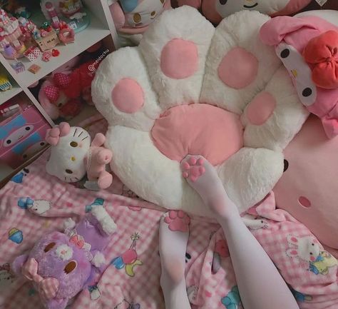 Kawaii, Old School Room, Kawaii Room Ideas, Lady Kitty, Dark Kawaii, Barbie Fairytopia, Sanrio Stuff, Sun Projects, Cat Cosplay