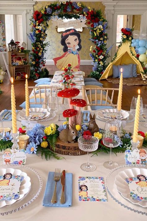 Snow White Party Table Decor, Snow White Table Setting, Snowwhite Themed Birthday Party, Snow White Tea Party, Snow White Birthday Party Decorations Diy, Snow White Table Decor, Snow White Centerpiece Ideas Diy, Snow White Themed Party, Snow White Room Decor