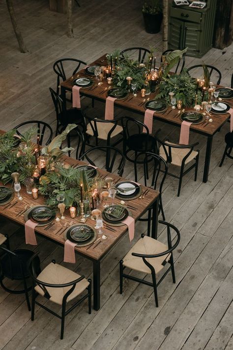 Modern tropical tablescape filled with gorgeous greenery arrangements and striking black and gold accents for wedding reception l Image by Pablo Laguia Safe Green Table Decor, Eclectic Fall Wedding Decor, Jungle Wedding Centerpieces, Jungle Wedding Aesthetic, Wedding With House Plants, Plants For Wedding Centerpieces, Tropical Disco Wedding Theme, Destination Wedding Table Setting, Boho Jungle Wedding