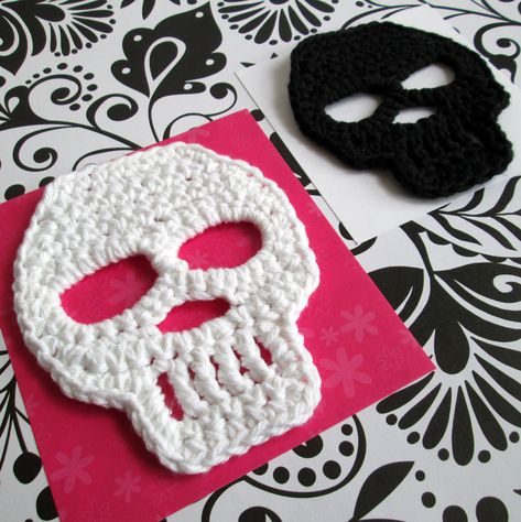 Ravelry: SKULLS!! by Robin Brzozowski Amigurumi Patterns, Halloween Mosaic Crochet, Crochet Skull Patterns Free, Granny Square Halloween, Halloween Mosaic, Granny Square Ideas, Crochet Skull Patterns, Solid Granny Square, Crochet Skull