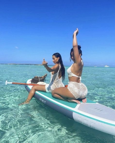Yacht Ride Outfit, Resort Vibes Aesthetic, Bestie Trip Aesthetic, Yacht Pictures Black Women, How To Dress In Spain, Miami Boat Outfit, Jetski Outfit Women, Vacation Esthetics, Cabo Trip Outfits