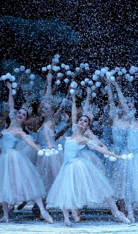 Waltz Of The Snowflakes the New York City Ballet Waltz Of The Snowflakes, Nye Nyc, Tari Balet, Ballet Wallpaper, City Holiday, New York City Ballet, Ballet Pictures, Ballet Beauty, Ballet Inspiration