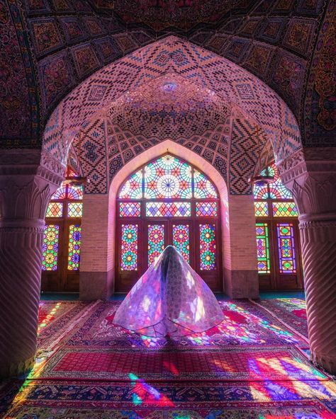 Mosque Architecture, Bild Gold, Pink Mosque, Kon Bleach, Al Mulk, Shiraz Iran, Persian Architecture, Iran Travel, Beautiful Mosques