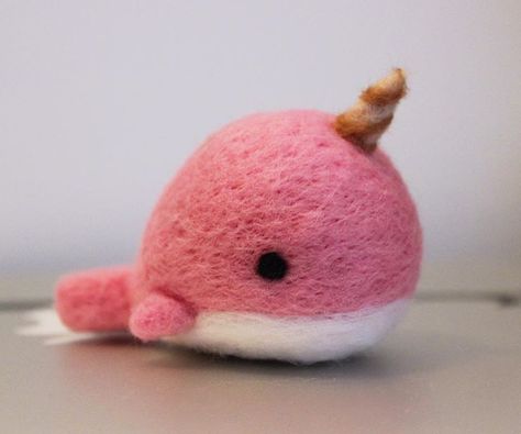 Cute Needle felting wool cute animals whale pets (Via @celiaa.t) How To Needle Felt Animals, Needle Felted Narwhal, Weird Needle Felting, Needle Felted Whale, Needle Felt Kawaii, Easy Needle Felting Projects For Kids, Needle Felted Turtle, Cute Felting Ideas, Kawaii Needle Felting