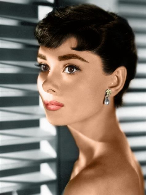 Audrey Hepburn Eyes, Old Hollywood Makeup, Audrey Hepburn Makeup, Audrey Hepburn Hair, Audrey Hepburn Pictures, Aubrey Hepburn, Audrey Hepburn Inspired, Hollywood Makeup, Formal Makeup