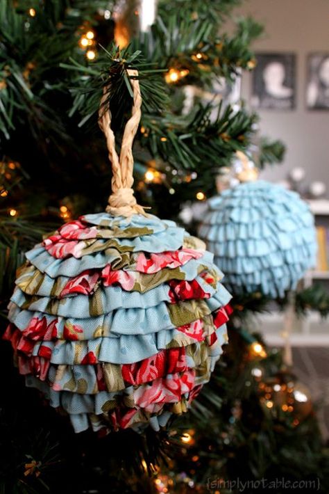 Frilly and Flouncy Ruffled Balls Quilted Christmas Ornaments, Ornament Tutorial, Fabric Christmas Ornaments, Fabric Ornaments, Christmas Ornaments Homemade, Diy Weihnachten, Christmas Ornaments To Make, Xmas Ornaments, Homemade Christmas