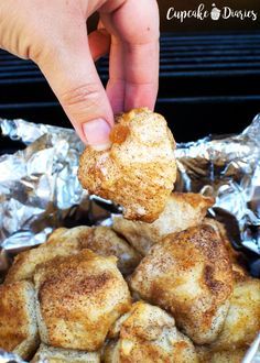 Camping Monkey Bread Recipe, Monkey Bread Camping, Camping Monkey Bread, Campout Food Ideas, Campfire Baking Recipes, Campfire Food Ideas Outdoor Cooking, Camping Foil Desserts, Camping Bbq Food Ideas, Foil Packet Desserts Camping