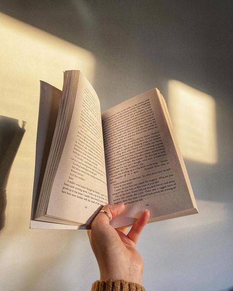 Hand And Book Photography, Writing In Book Pose Reference, Book In Hand Aesthetic, Open Book Image, Hand Holding Book Reference, Open Book Photography, Holding Book Drawing, Open Book Aesthetic, Hand Holding A Book