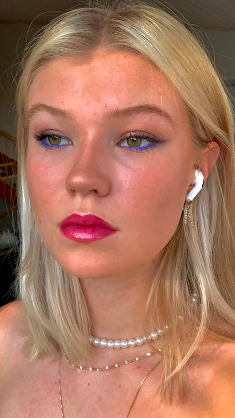 Blue eyeliner under eye colorful color miner under eye Blue Eyeliner Blonde Hair, Makeup Looks Blue Eyes Blonde Hair, Blue Eyeliner In Waterline, Coloured Eyeliner Ideas, Mama Mia Makeup Ideas, Colored Eyeliner Waterline, Light Blue Liner Makeup Look, Simple Blue Eyeliner Look, Blue Waterline Eyeliner