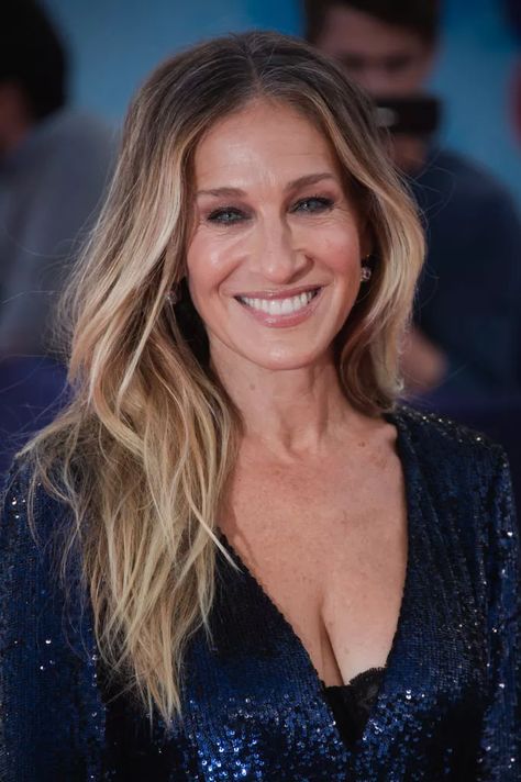 Long Layered Hair: Sarah Jessica Parker. Blonde tresses with long layers and piecey texture. Click through for 21 long layered haircut ideas. #haircuts #hairideas #hairstyles #layers #longhair Balayage, Sarah Jessica Parker, Sarah Jessica Parker Hair, Sara Jessica Parker, Growing Your Hair Out, Long Layered Haircuts, Beauty Goals, Sarah Jessica, And Just Like That