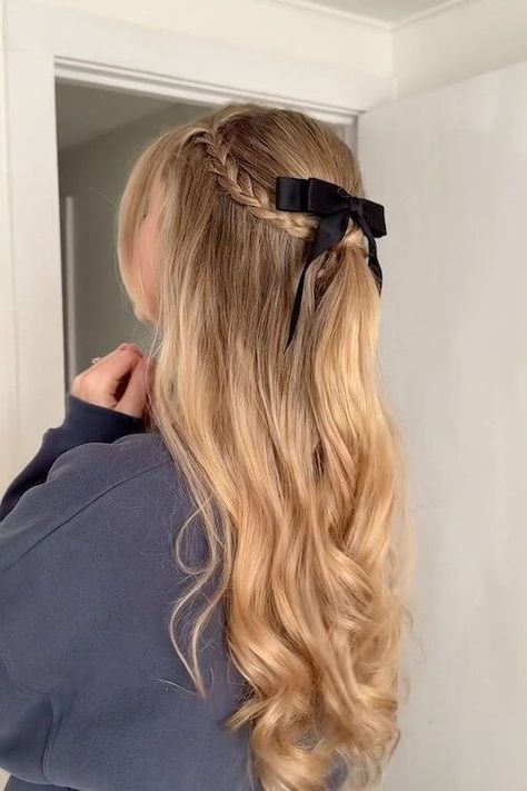 Bow In Hairstyle, Hairstyles For A Short Hair, Half Up Bow Hair, Cute Hairstyles For Damas, Ribbon Hairstyle Prom, Formal Hair With Bow, Grad Hairstyles Straight Hair, Hair Styles Cute For School, Prom Bow Hairstyle