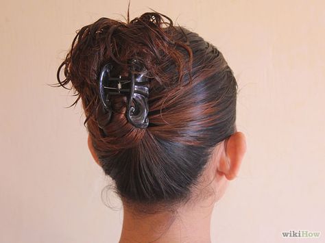 Simple and easy up-do with a claw clip Bun Hairstyles, Hair Clips 90s, Hair Mistakes, Clip Hairstyles, Teen Hairstyles, Claw Clip, Hair Claw, Hair Designs, Hair Updos