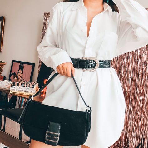 Street Style with an oversized white shirt, buckle belt and a Fendi-esque shoulder bag Oversized Shirt With Belt Outfit, Oversized Shirt With Belt, Nye 2024, Shirt With Belt, Oversized Shirt Outfit, Baggy Shirts, White Button Shirt, Baggy Shirt, Oversized White Shirt