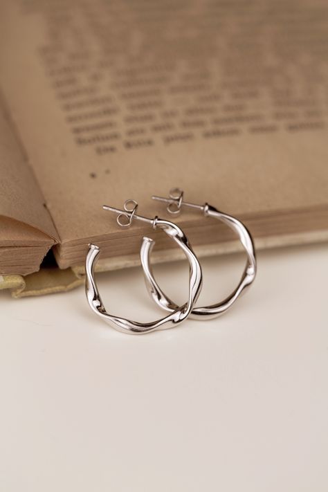 Silver hoop ideas for her ✨ selfo.co/shop Simple Earings Silver, Simple Silver Hoop Earrings, Simple Silver Earrings Minimalist, Beautiful Jewelry Silver, Silver Cute Jewelry, Silver Jewellery Inspiration, Dainty Silver Earrings Aesthetic, Silver Earrings Aesthetic Vintage, Cute Earrings Aesthetic Silver