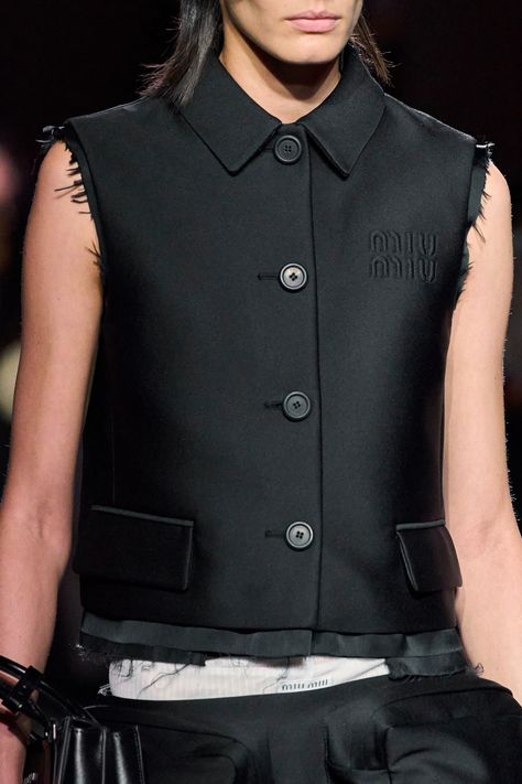 Tumblr, Couture, Spring Fashion 2023, Autumn Fashion Work, Spring 2023 Ready To Wear, Casual Luxe, 2023 Ready To Wear Collection, Knit Vest Pattern, 2023 Ready To Wear