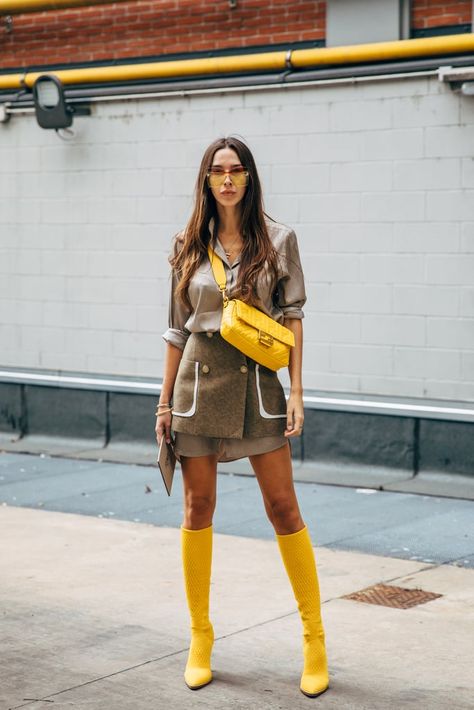 MFW Day 2 Yellow Fashion Aesthetic, Alledaagse Outfits, Gala Gonzalez, Moda Chic, Looks Street Style, Street Style Trends, Album Design, Looks Chic, Street Style Inspiration