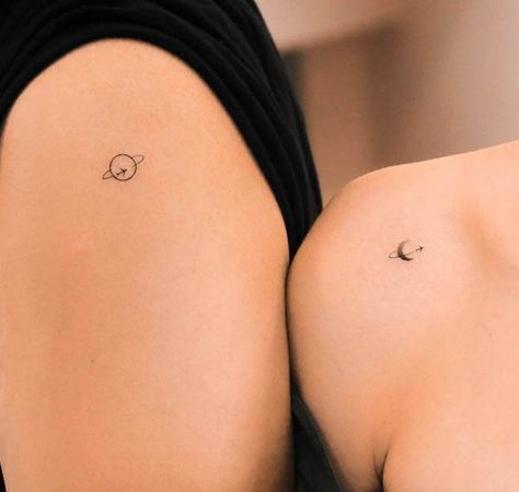 Set Tattoo Friends Minimal, Minimal Unique Tattoos, Couple Mini Tattoo Ideas, Should Tattoos For Women Unique, Women Tiny Tattoo Ideas, Matching Tattoos Couples Minimalist, Small Meaningful Matching Tattoos, Small Cute Tattoos With Meaning, Micro Tattoos For Couples