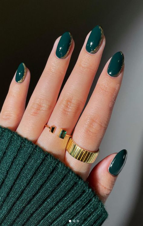 Forest Green And Gold Nails Green Nails For Graduation, Green Nails Gold Design, Emerald Green Pearl Nails, Wedding Nails Forest Green, Nails For Green Dress Colour, Dark Green Velvet Nails, Fall Nails Ideas Autumn Green, Nails With A Green Dress, Nails Acrylic Green And Gold