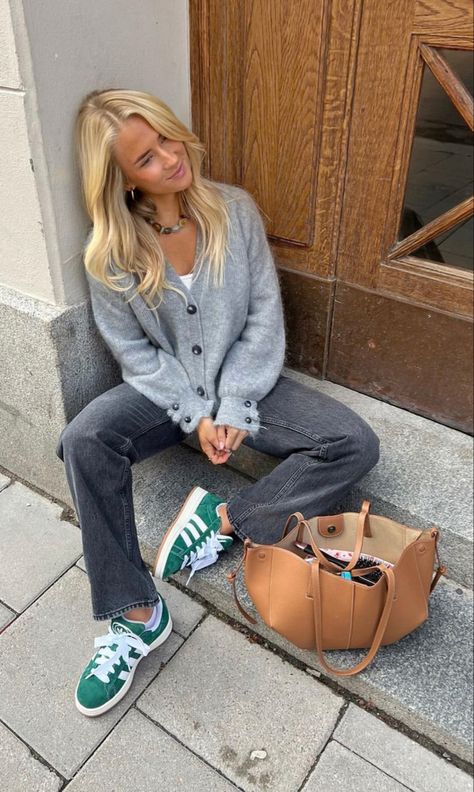 Outfit Campus, Scandinavian Outfit, Looks Adidas, 00s Outfits, Alledaagse Outfit, Look Adidas, Campus Outfit, Chique Outfit, Alledaagse Outfits