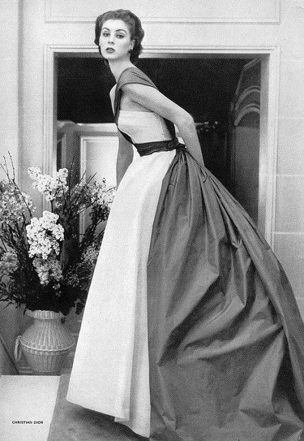 Suzy Parker in Christian Dior's fabulous evening gown, photo by Horst, Vogue 1952 | Flickr - Photo Sharing! Vintage Dior Gown, Christian Dior Gowns, Suzy Parker, Poses Modelo, Dior Gown, Jean Shrimpton, Dior Collection, Fifties Fashion, Moda Retro