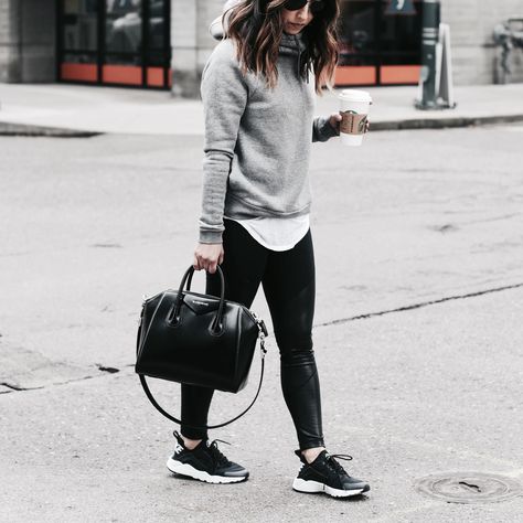 Nike rally hoodie gray Outfits Invierno Frio, Black Tennis Shoes Outfit, Black Sneakers Outfit, Tennis Shoes Outfit Work, Outfits Leggins, Outfits Tenis, Look Adidas, Errands Outfit, Black Tennis Shoes