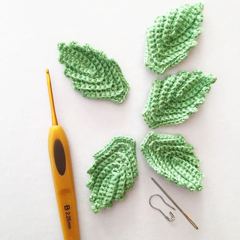 Free berry mod kit “ERNA & BERT” for lalylala dolls. Step-by-step tutorial. thanks so for share xox Amigurumi Patterns, Strawberry Leaf, Funny Guys, Crochet Butterfly Pattern, Strawberry Leaves, Crochet Leaf Patterns, Cute Amigurumi, Crochet Strawberry, Berry Jam