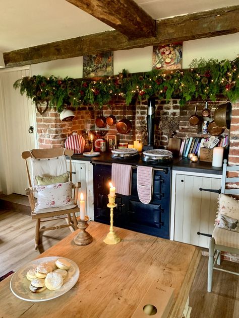 Cosy Country Dining Room, British Country Cottage, Country Cottage Fireplace Ideas, Cozy English Cottage Kitchen, Christmas Cottage Interiors, The English Home, English Country Home Aesthetic, Kitchen English Cottage, Rustic English Country Kitchen