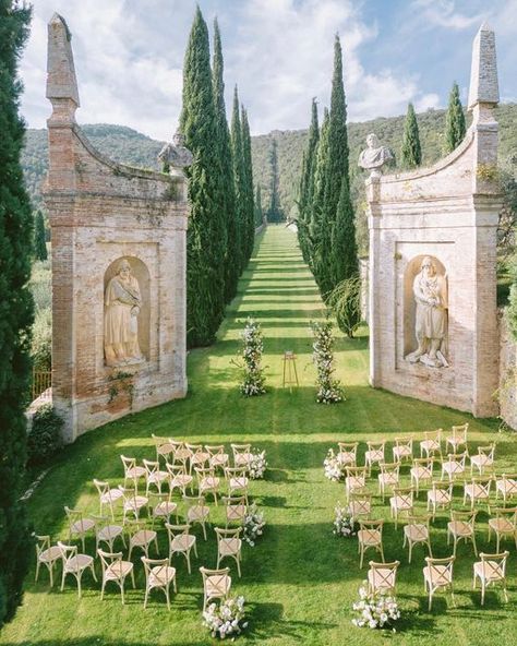 Villa Cetinale, Wedding Venues Italy, Italian Wedding Venues, Instagram Italy, Mediterranean Wedding, Dream Wedding Decorations, Dream Wedding Venues, Lake Como Wedding, Tuscan Wedding